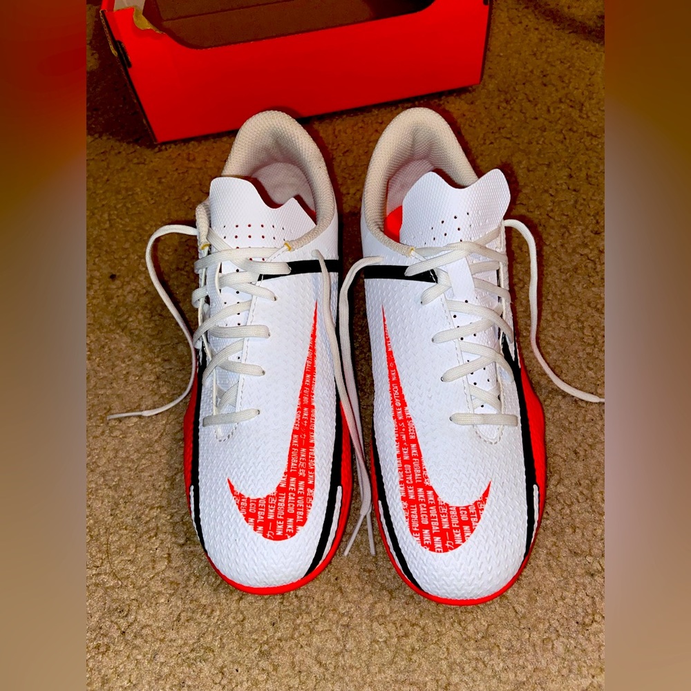 Nike Phantom GT2 Club MG Multi- Ground soccer cleats. Size M 5.5/ W 7